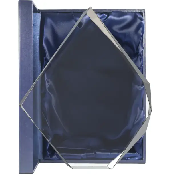 Kryształowa statuetka wielokątna