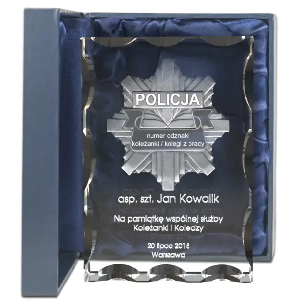 Kryształowa statuetka 3D dla policjanta z wygrawerowaną odznaką i numerem służbowym