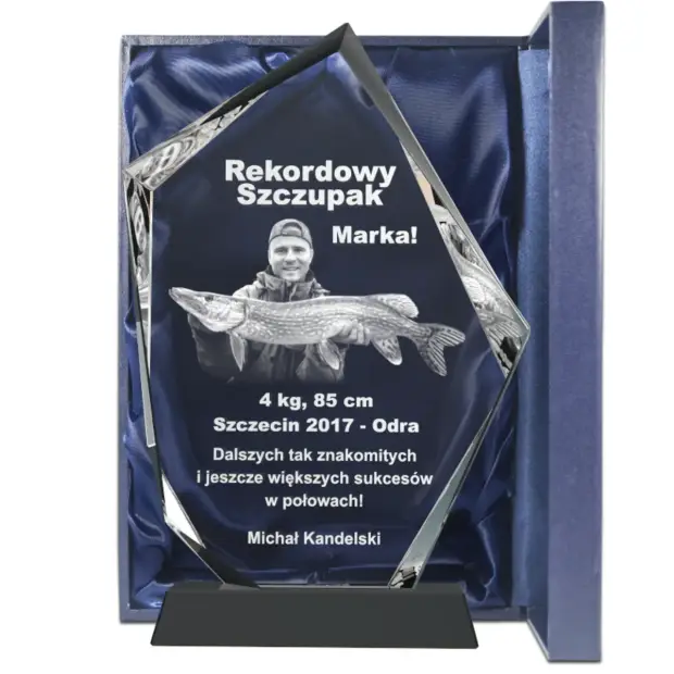 Prezent na urodziny najlepszy wędkarz szklana statuetka z grawerem