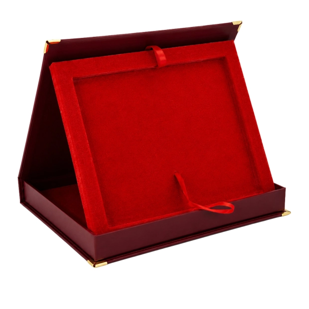 eleganckie etui do ryngrafu dyplomu kolor czerwony welur