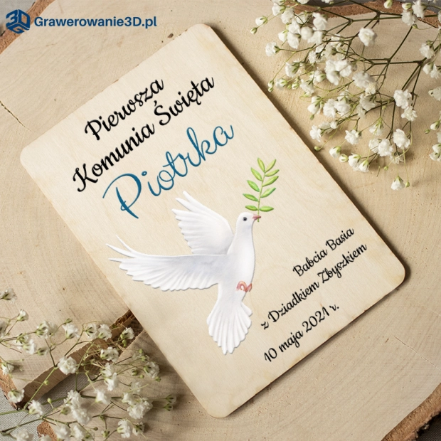drewniana kartka z nadrukiem na pierwszą komunię świętą