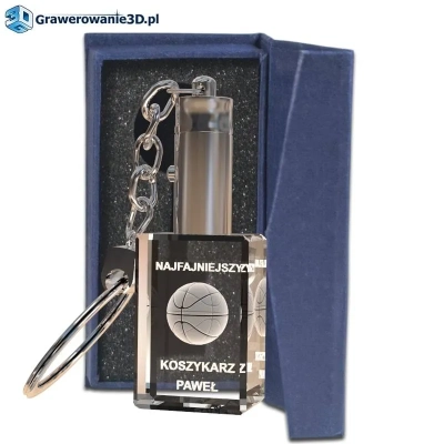 Prezent dla fana piłki koszykowej - brelok led z grawerem 3d piłki do kosza w szkle
