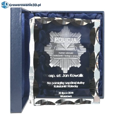 policyjna odznaka wygrawerowana w szkle