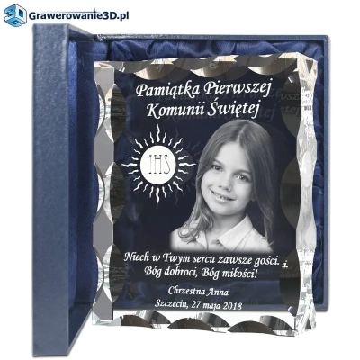 piękna szklana statuetka na komunię jako prezent - pamiątka dla dziewczynki