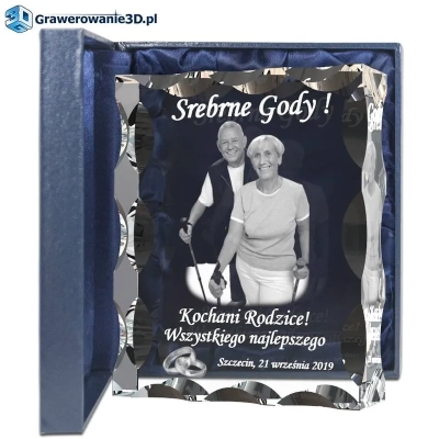 Szklana statuetka na rocznicę ślubu dla rodziców, zdjęcie grawerowane w szkle. Piękny prezent dla rodziców na jubileusz.