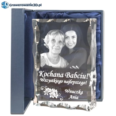 Wyjątkowy prezent w postaci kryształu z wygrawerowaną wewnątrz własną fotografią.