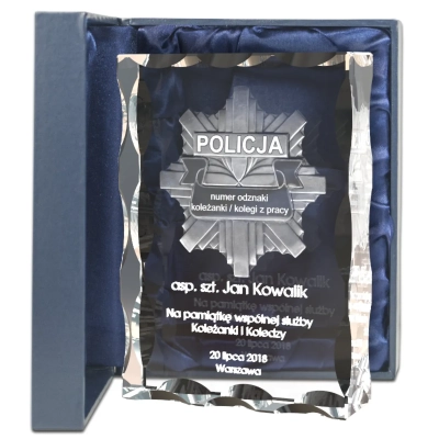 szklana statuetka z grawerem odznaki policyjnej