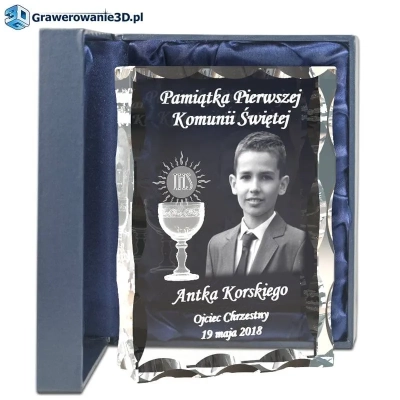 szklana statuetka na pamiątkę z grawerem. Pamiątka dla chłopca na komunię. Pamiątka I komunii Świętej.