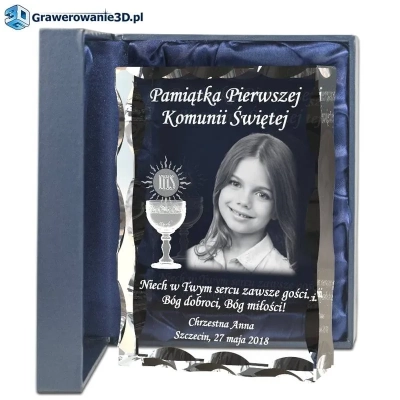 prezent na komunię dla dziewczynki ze zdjęciem wygrawerowanym wewnątrz kryształu
