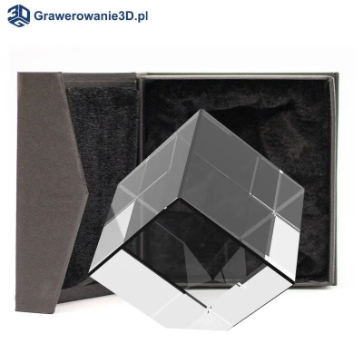 statuetka z grawerowanym logo firmowym