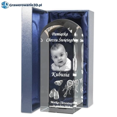 na chrzciny prezent dla chłopca w formie statuetki obelisk ze zdjęciem i grawerem