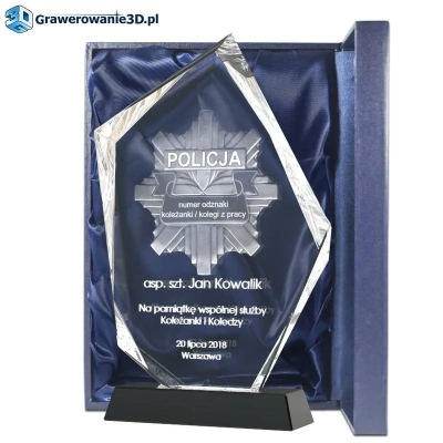 Prezent dla policjanta od kolegów z pracy - grawer w kryształowej statuetce, Wyjątkowy prezent dla policjanta z komisariatu w którym pracował.