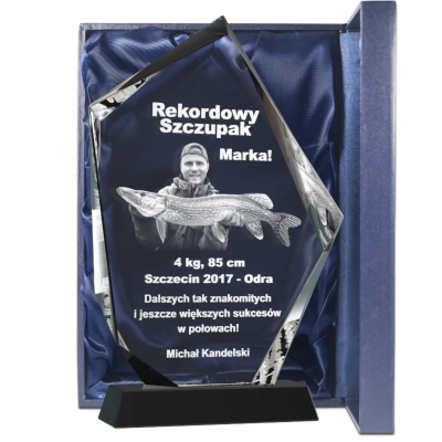 Prezent na urodziny najlepszy wędkarz szklana statuetka z grawerem
