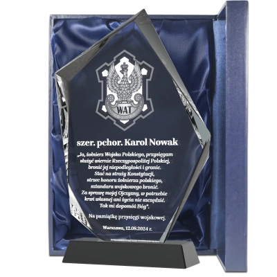 personalizowana statuetka z grawerem log WAT i słowami przysięgi