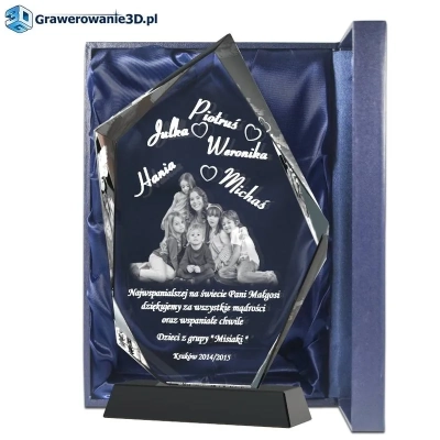 Szklana statuetka z wygrawerowanym zdjęciem klasowym na prezent dla nauczyciela