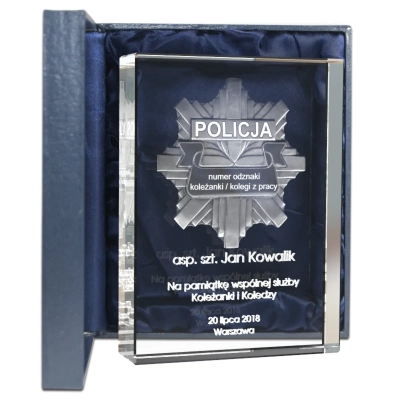 odznaka policyjna z numerem ID policjanta