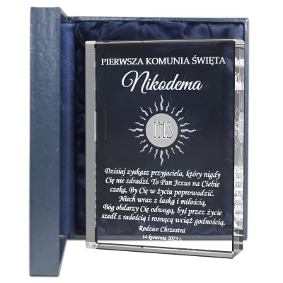 Szklana statuetka z grawerowaną hostią