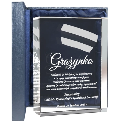 kryształowa statuetka z personalizacją czepek pielęgniarski w 3D