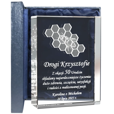 pszczoła 3D na plastrach miodu wygrawerowana w szkle na urodziny