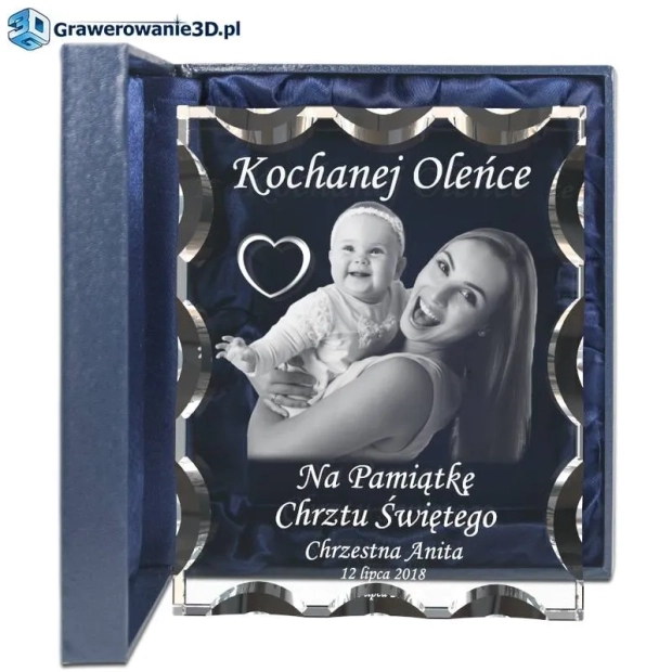 statuetka kryształowa ze zdobionymi krawędziami