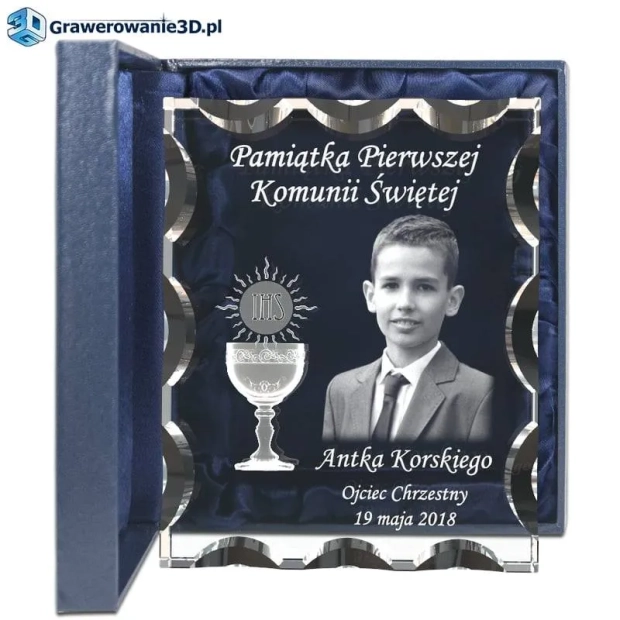 Grawerowany prezent na komunię dla chłopca. Grawer 3d kielich w szkle, zdjęcie w szkle, kryształ
