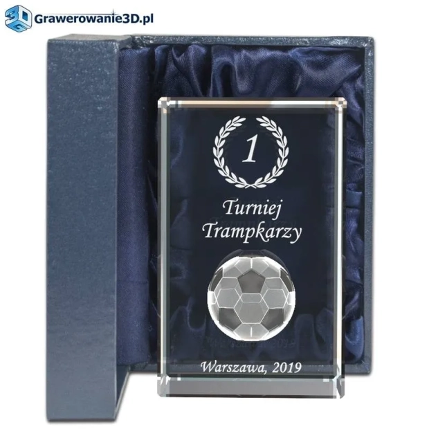 Prezent dla piłkarza grawer 3D w szklanym trofeum, trofeum jako prezent dla piłkarza