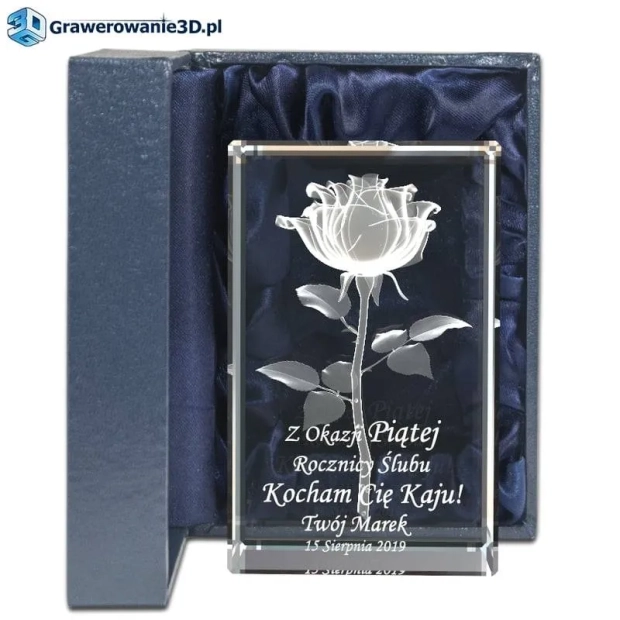 Prezent na drewnianą rocznicę związku grawerowane w krysztale życzenia oraz róża 3D