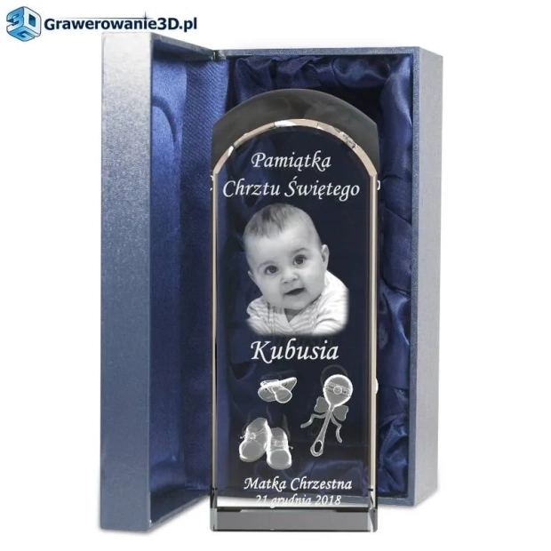 Prezent na chrzciny dla chłopca, szklana statuetka z grawerem 3D