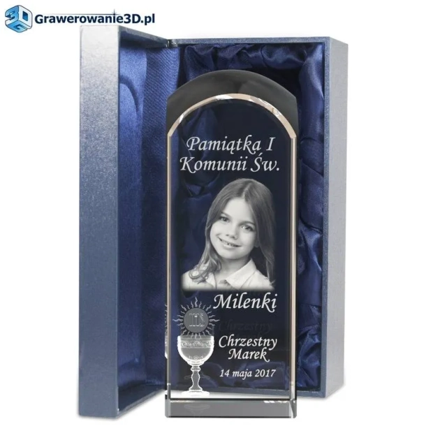 pamiątka pierwszej komunii świętej w szklanej statuetce