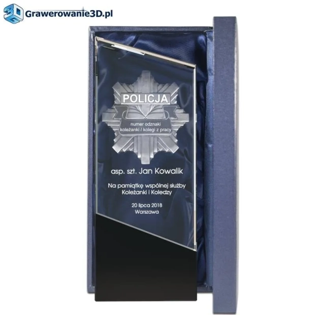 Podziękowania dla policjanta - grawer 3d odznaki w kryształowej statuetki z numerami policjanta, prezent dla policjanta