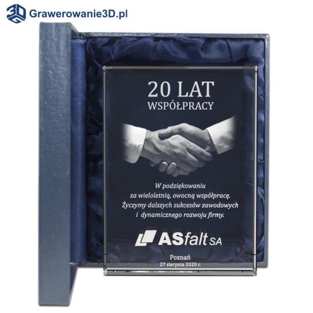 szklana statuetka podziękowania za udaną współpracę uścisk dłoni w 2,5D