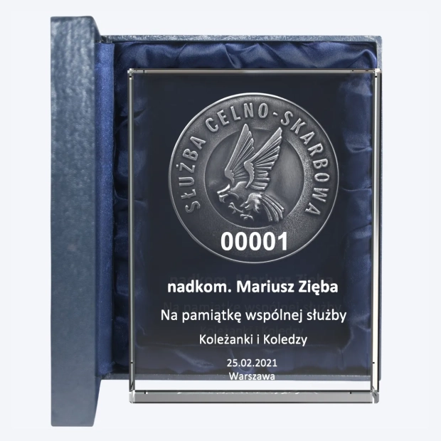 grawerowana statuetka z odznaką celno-skarbową