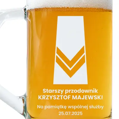 grawerowany kufel na piwo z dystynkcją na pamiątkę wspólnej służby