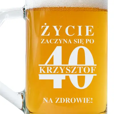 grawerowany kufel z grawerem na urodziny i napisem na zdrowie