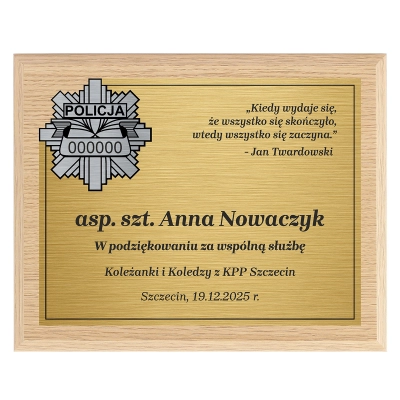 drewniany dyplom dla policjanta z odznaką policyjną