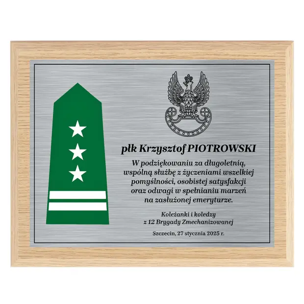 Grawerowany drewniany dyplom dla żołnierza z pagonem