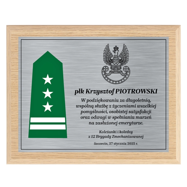 Grawerowany drewniany dyplom dla żołnierza z pagonem
